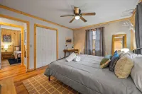 NEW Bear Paw Cabin~Hot Tub~Game Room~Theater Autrey's Antiques & Ideas附近的飯店