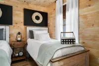 Adorable Cabin. Cozy & comfy. Coffee bar, firepit, horseshoes, hammock, grill