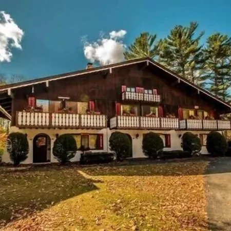 Boars Bungalow - Linderhof Golf, Pool, & More! Отели в г. Бартлетт