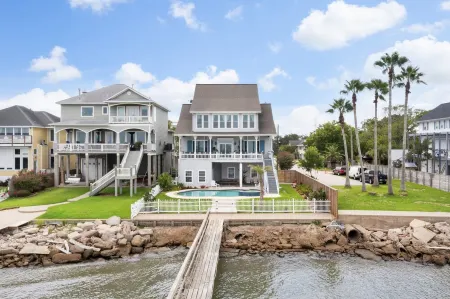 Kemah's Bayfront Getaway with Pool Отели в г. Кема