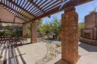 Refreshing Desert Oasis🌵:1st F, Views, Heated Pools, Spas, Massage Chair. Hotels in 