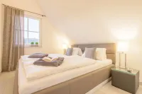 Thatched cottage for 8 people with an outdoor pool, near the beach & forest, sauna Hotel a Glowe