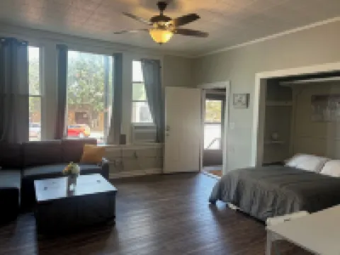 Quaint Downtown Studio Hotel a 