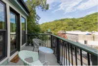 Downtown luxury, full amenities with parking