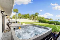 Waterfront / Dolphins / Luxury Design / HOT TUB