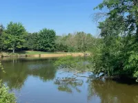 Big Mike's Cabin on the lake, next to ball diamonds nestled in 3 -cabin village Hotels in Brown County