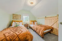 Modern pet friendly house near Starved Rock! Fully fanced yard! Hotels in Ottawa