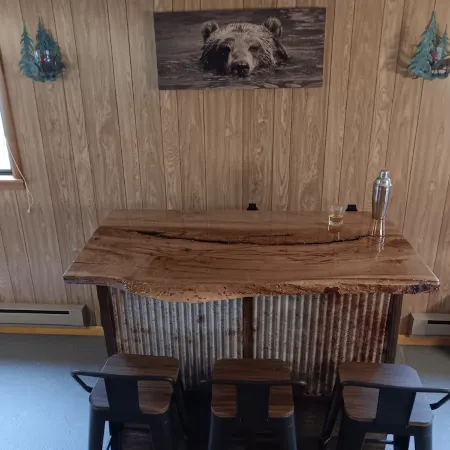 Bear Bottom Cabin. Your own getaway adventure!Sleeps 16 - 4 bedrooms