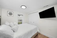 Modern apartment in great central location! Hotels near Concordia University Chicago