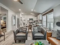 Cozy Cottage in BoomerTown Hotels in Norman