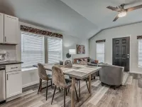 Cozy Cottage in BoomerTown Hotels in Norman