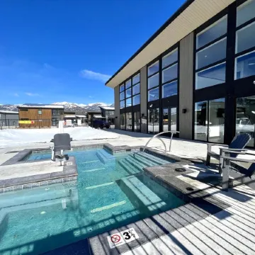 Clubhouse Pool + Hot Tub, 5 Mins to City Beach & DT WF, 35 Mins. to Glacier Park