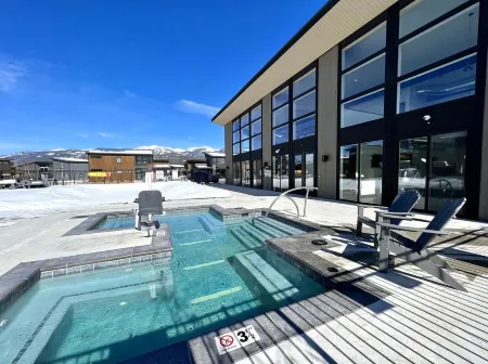 Clubhouse Pool + Hot Tub, 5 Mins to City Beach & DT WF, 35 Mins. to Glacier Park