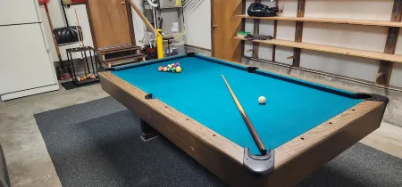 Walk to food/shops and SHARC, 10 Passes, A/C, King Beds, Pool Table