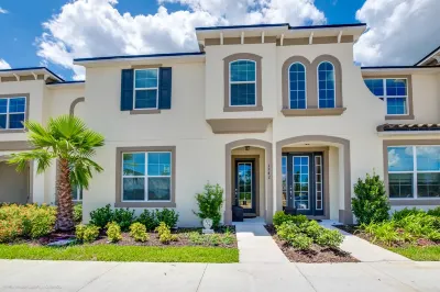 Spacious 5 Bed Splash Pool Townhome in Solara Hotels in West Kissimmee