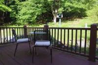 Hillside Haven: Luxe Farm Escape with 5BR - 2 King Bed - 2 Full Bath - Sleeps 10