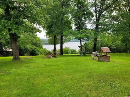 2-Bdrm Lake View/Access Cabin, Family/Pet Friendly, Large Screened Porch, Clean