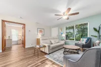 Coastal Cottage / 1 Mile to Hobe Sound Public Beach