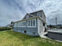 Seaside Beachfront Home on Prom