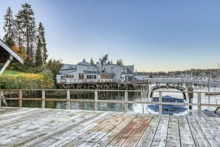 Historic Charming Boat in Downtown Harbor