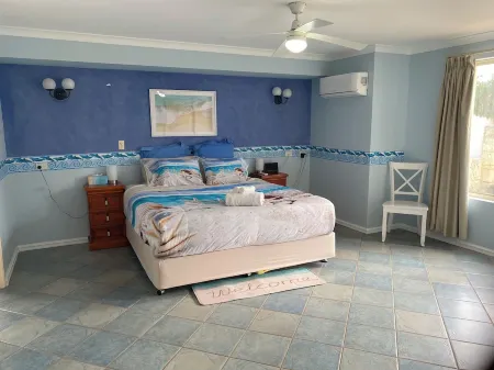 Avalon Bay Beach House Отели в г. Мандурах