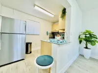 Coastal Charm: Waterfront, Free Parking, walk to the beach