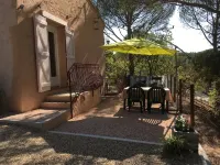 Apartment in a villa - under the pine trees - very quiet - 6 people Hôtels à proximité de : Collège Paul-Emile Victor