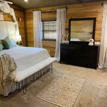 Peaceful Retreat! Cozy Lodge with Scenic Views, Patio, Fire Pit.