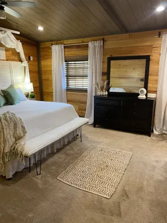 Peaceful Retreat! Cozy Lodge with Scenic Views, Patio, Fire Pit. Отели в г. Berkeley County