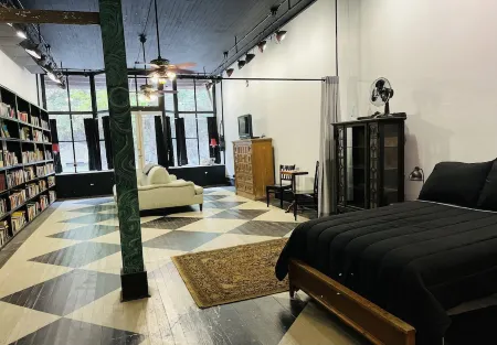 DOWN ON MAIN - a charming historic apartment in the heart of Eureka Springs