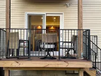 Waterfront Oasis, Hot Tub, Sauna, Village Walk to All, Kayaks, Pet Friendly