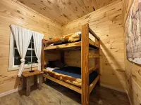 Charming rustic modern 2-bedroom cabin farm stay, privacy & close to town!