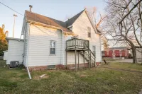 Lovely 2 Bedroom 1 block From the Town Square