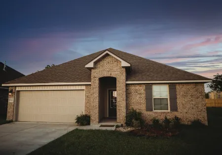 Varona's Sunshine : Relaxing Home with Hot tub Отели в г. Лейк-Чарльз