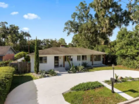 Family-Friendly Gainesville Home - Walk to UF - Pool + Sleeps 16