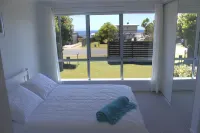 Ocean views! Walk across road to beach! Relaxing beach house flooded with light!