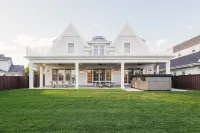 Holiday Lake House - Sleeps up to 32 w/ swim spa Hotels in 