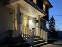 MKE River 3-LVL Townhouse 3BR+1.5BA with Parking for 2 Vehicles Hotels in Glendale