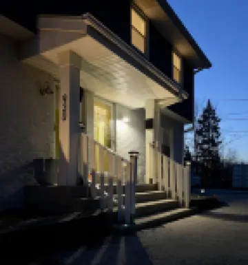 MKE River 3-LVL Townhouse 3BR+1.5BA with Parking for 2 Vehicles