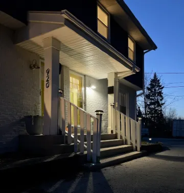 MKE River 3-LVL Townhouse 3BR+1.5BA with Parking for 2 Vehicles