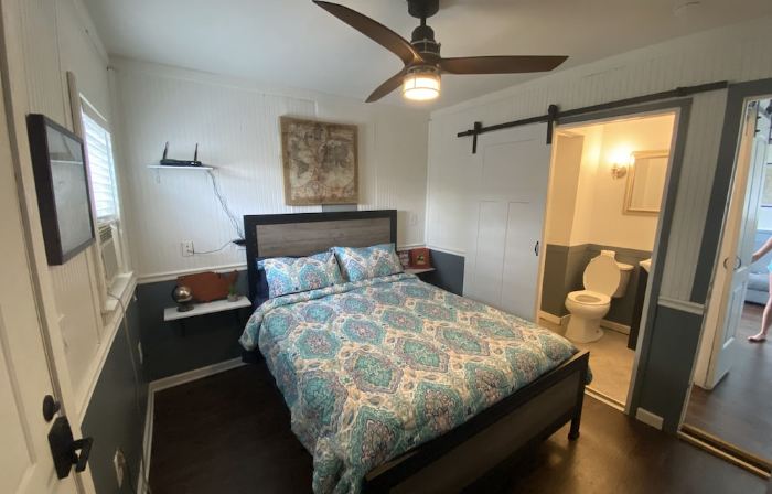 Cozy Island Cottage, centrally located in the Heart of the Village