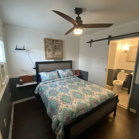 Cozy Island Cottage, centrally located in the Heart of the Village