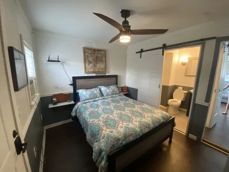 Cozy Island Cottage, centrally located in the Heart of the Village Отели в г. Окракок