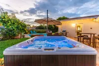 Heated pool & hot tub, one mile from beach!