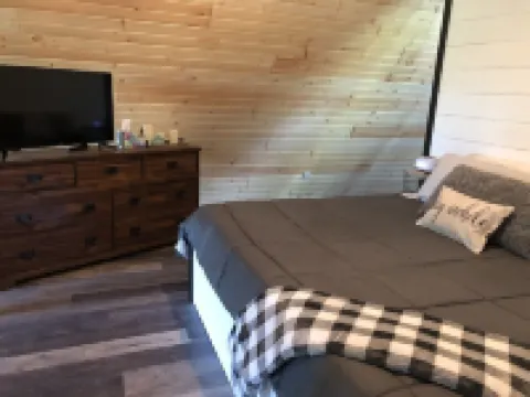 SereniTree Cabin - Modern Rustic Getaway tucked in the trees