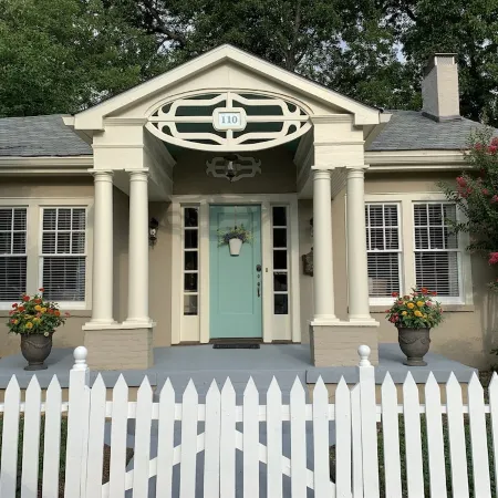 Picket Fence Cottage~ walk to MTSU and the downtown square!