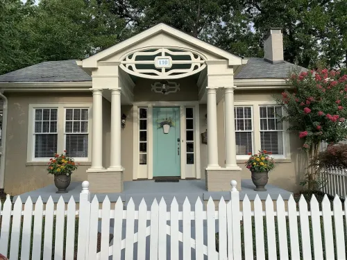 Picket Fence Cottage~ walk to MTSU and the downtown square!