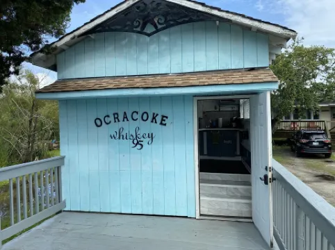 Cozy Island Cottage, centrally located in the Heart of the Village