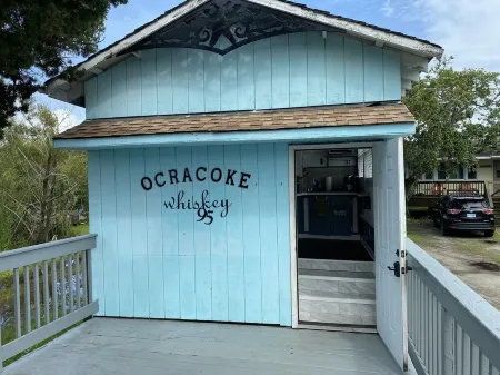 Cozy Island Cottage, centrally located in the Heart of the Village Отели в г. Окракок