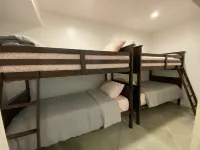 Steps from KU, Private Guest Suite & Game Room Hotels in der Nähe von KU School of Law